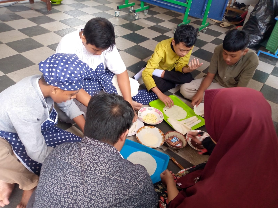 Siswa Kelas Hebat SMP Boarding School Putra Harapan Praktek Membuat Cheese Roll